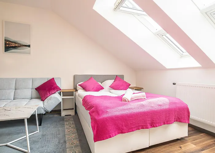 Airy Attic Apt.: Stylish Studio At Penzing Area