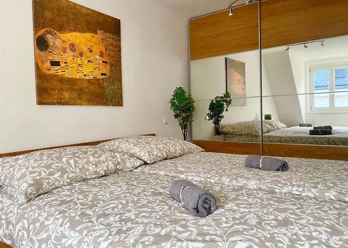 60 M2 Central Rooftop Apartment With Ac