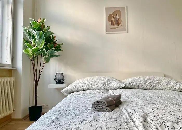 Sunny Apartments With Free Parking - 15 Min To Center