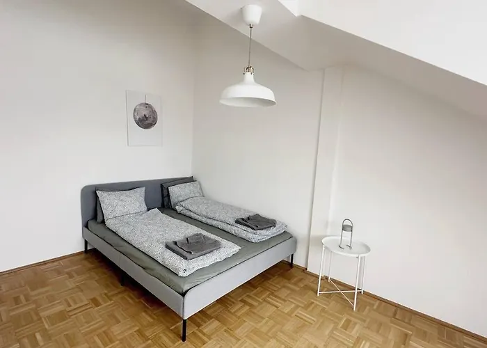 Cozy & New With Balcony View