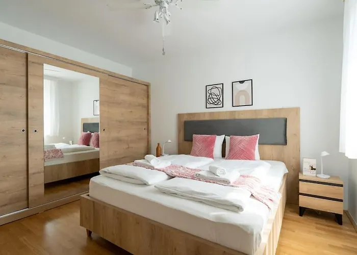 Elegant 1Br Flat With Balcony By Hm
