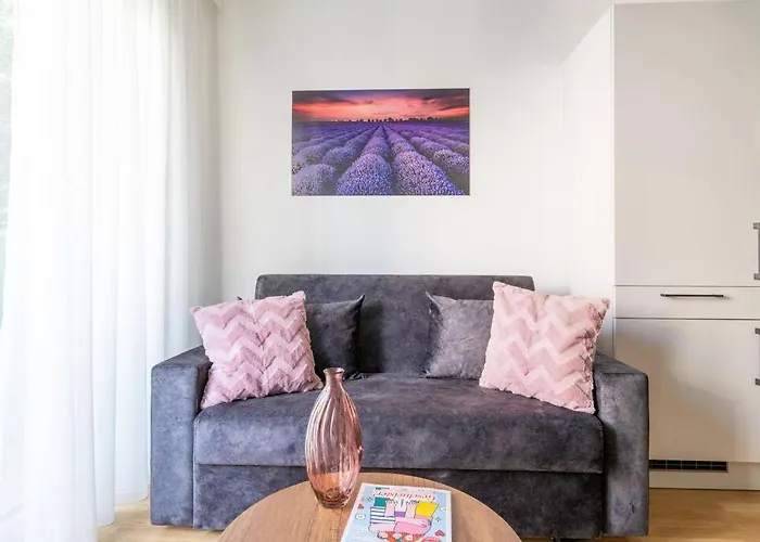 1Br Excellence, Fast To Centre By Hm