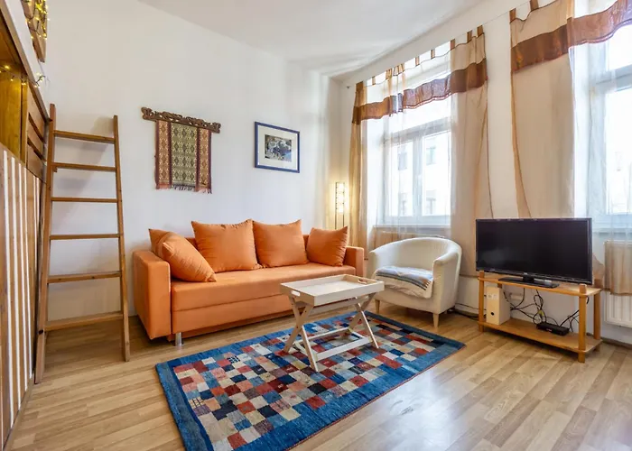 Apartment 5 Stops Away From City-Centre