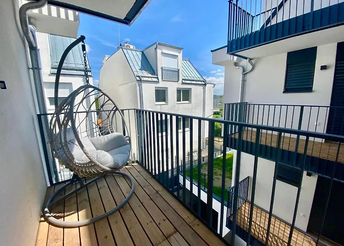 Modern Apartment With Balcony & Free Parking - Nearby Metro
