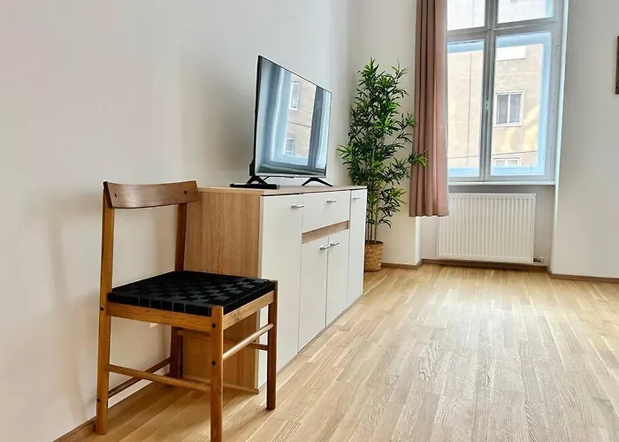 Quiet 60 M2 Apartment With Free Parking