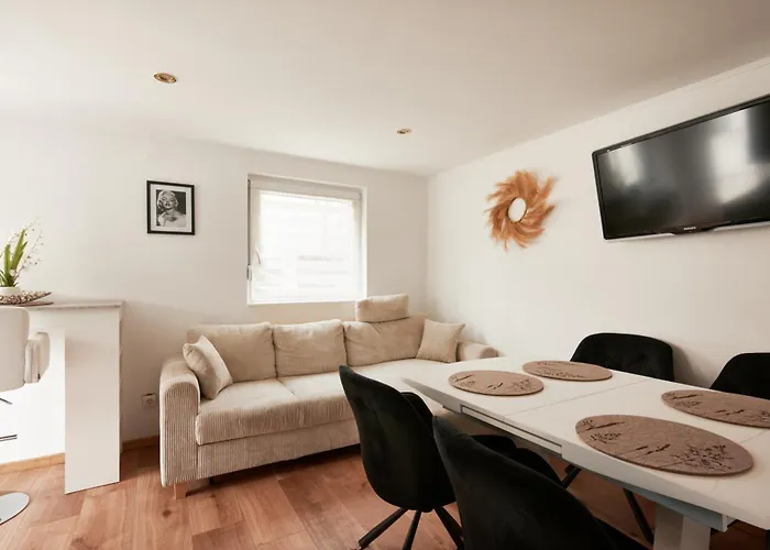 Luxurious 3Bd Villa In Prime Location Of Vienna W Jacuzzi Swimming Pool N Free Parking