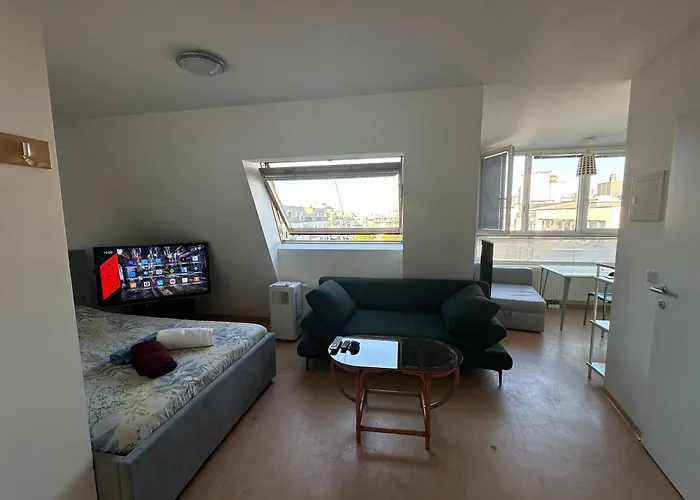 Cozy Bright Penthouse Close To U1 And U6 Metros