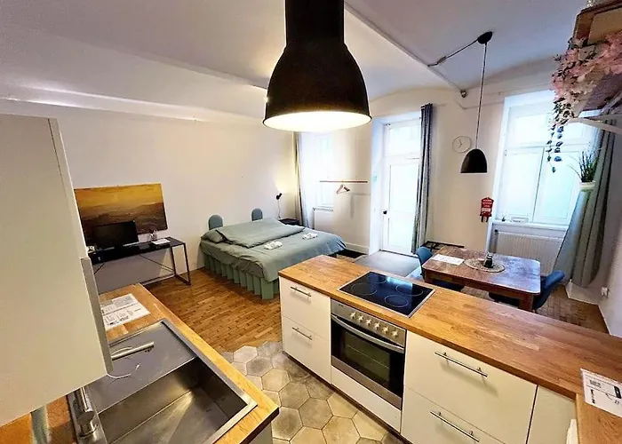 Spacious 2 Bedroom Loft With Courtyard - City Centre