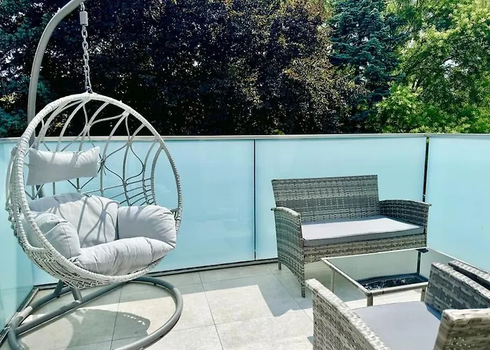 Rooftop Apartment With Balcony & Free Parking
