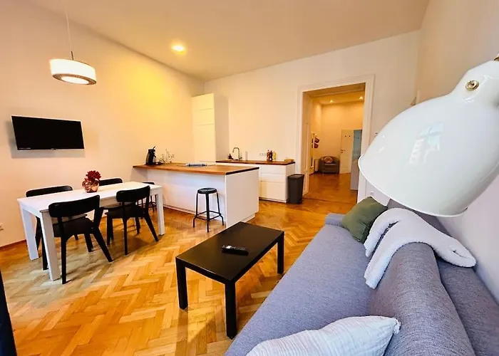 Geraeumiges Apartment Im Wiener Altbauflair