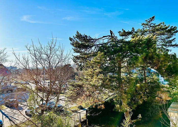 Premium 4 Bedroom Penthouse - Free Parking