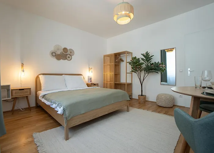 Bright Modern Studio In Center With A Queen Bed