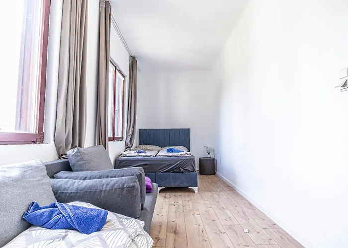 Comfy Rooms In Shared Villa With Terrace And Garden