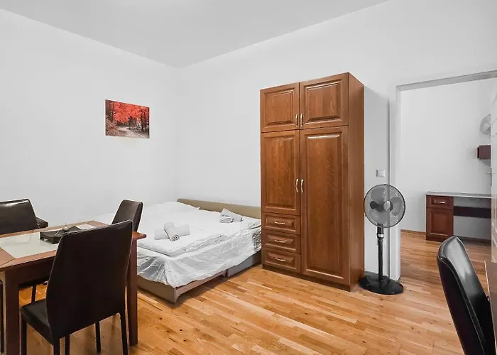 Two-Bedroom Balcony Retreat For 4 Near Millennium Tower