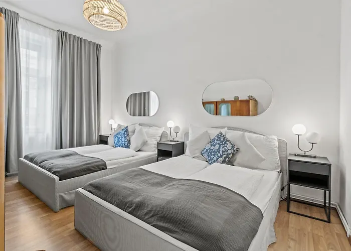 Spacious 2 Bedroom I 2 Minutes To Metro And Train Station