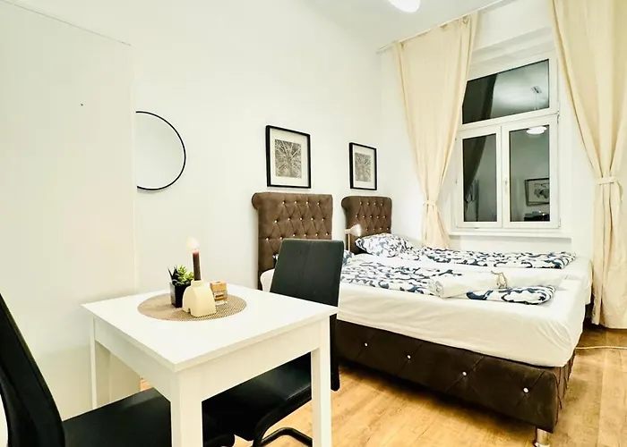 Chic 5Br Apt For 10P, With Direct City Access