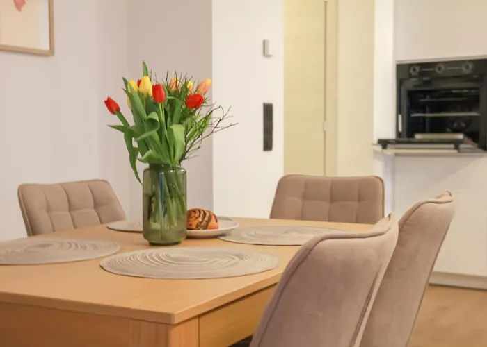 Modern Penthouse Apartment With Balcony & Free Parking