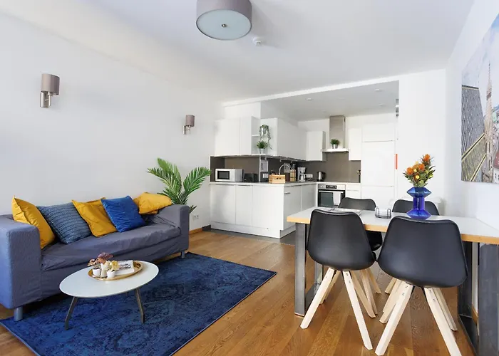 Spacious Group Apartment With Balcony