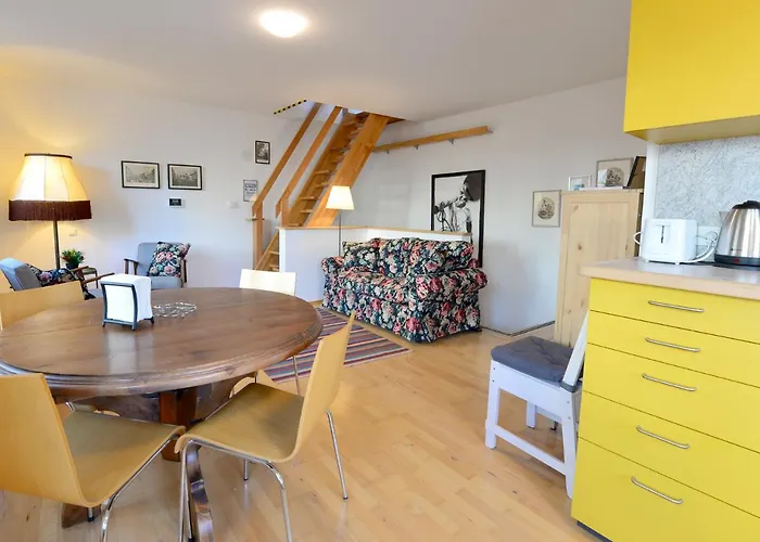 House With Courtyard & Parking Close To Stadtpark
