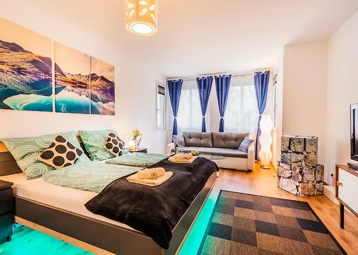 10 Min. Downtown - 2 Bedrooms - Parking