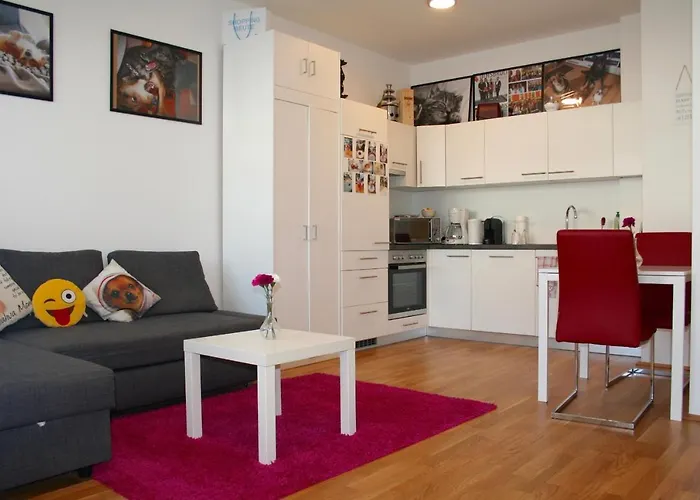 Trendy Danube Apartment - Close To Un