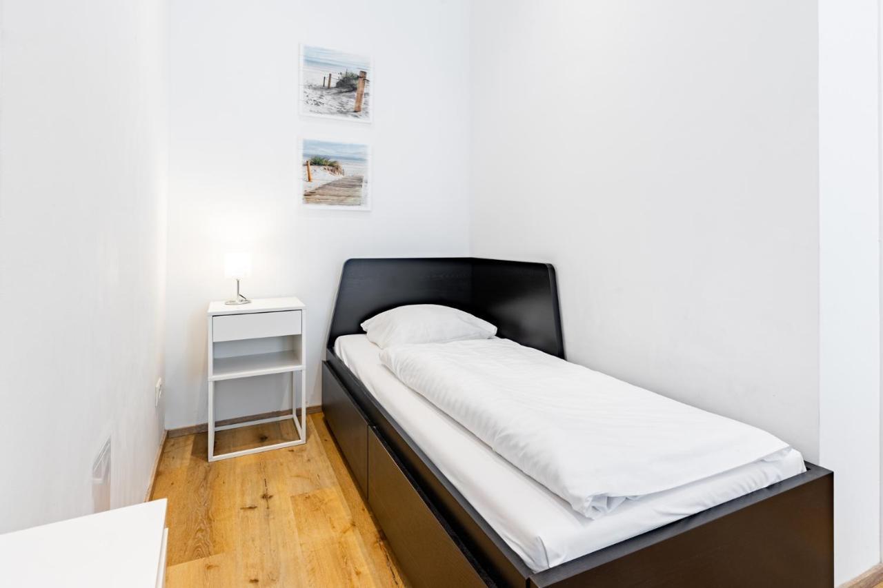 Budget West With Shared Kitchen Apartment