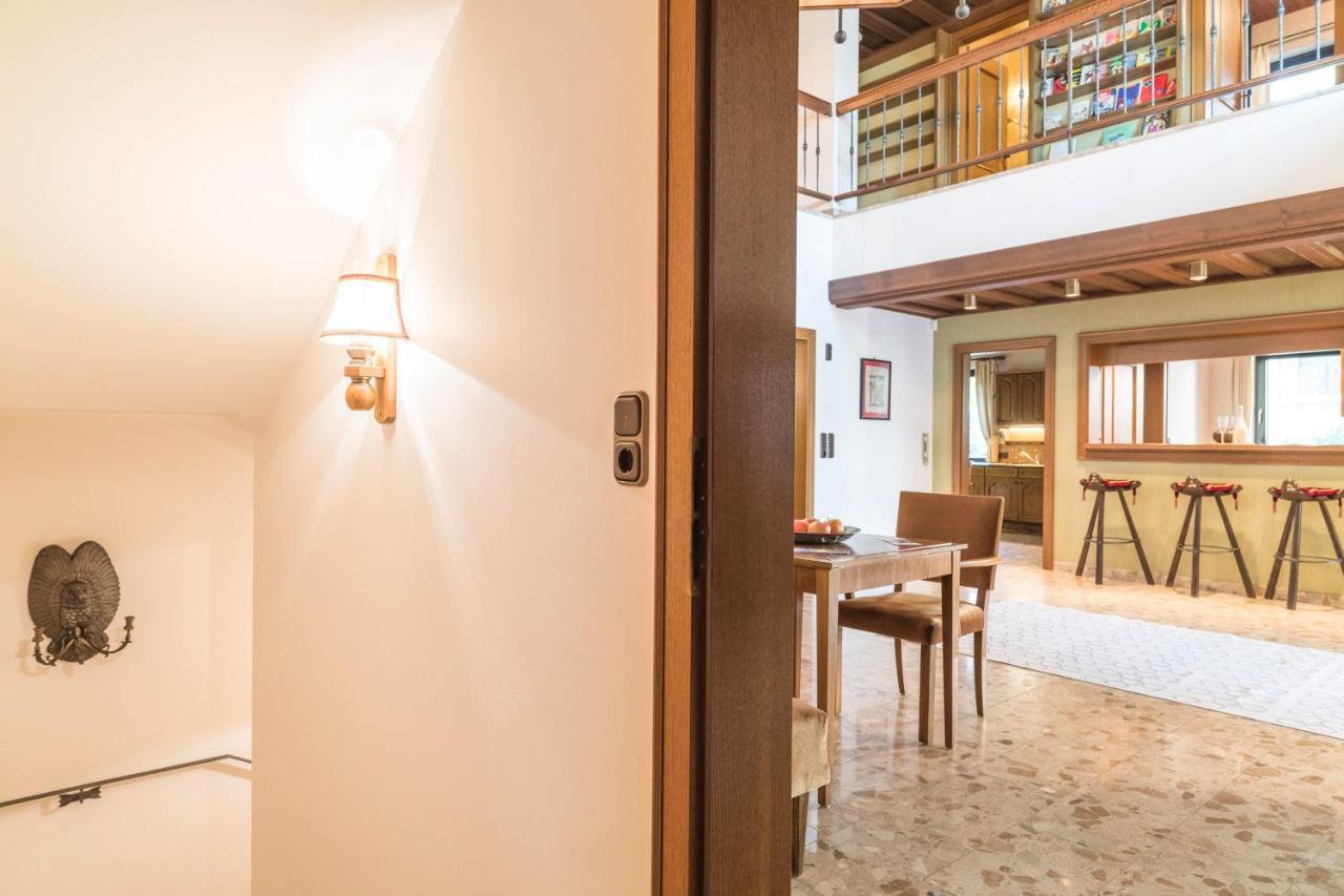 Yes, It Is Retro - Big With Indoor Pool Villa *