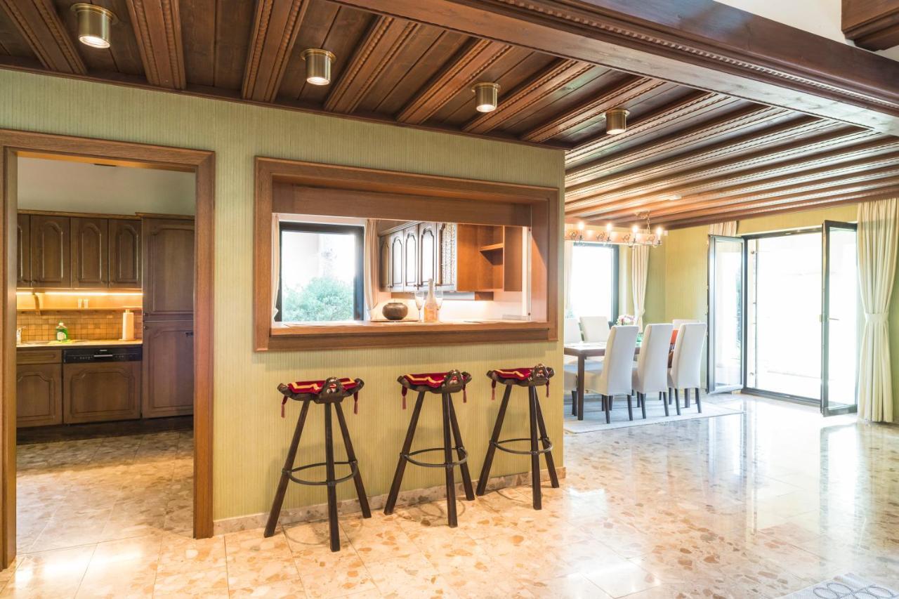Yes, It Is Retro - Big With Indoor Pool Villa