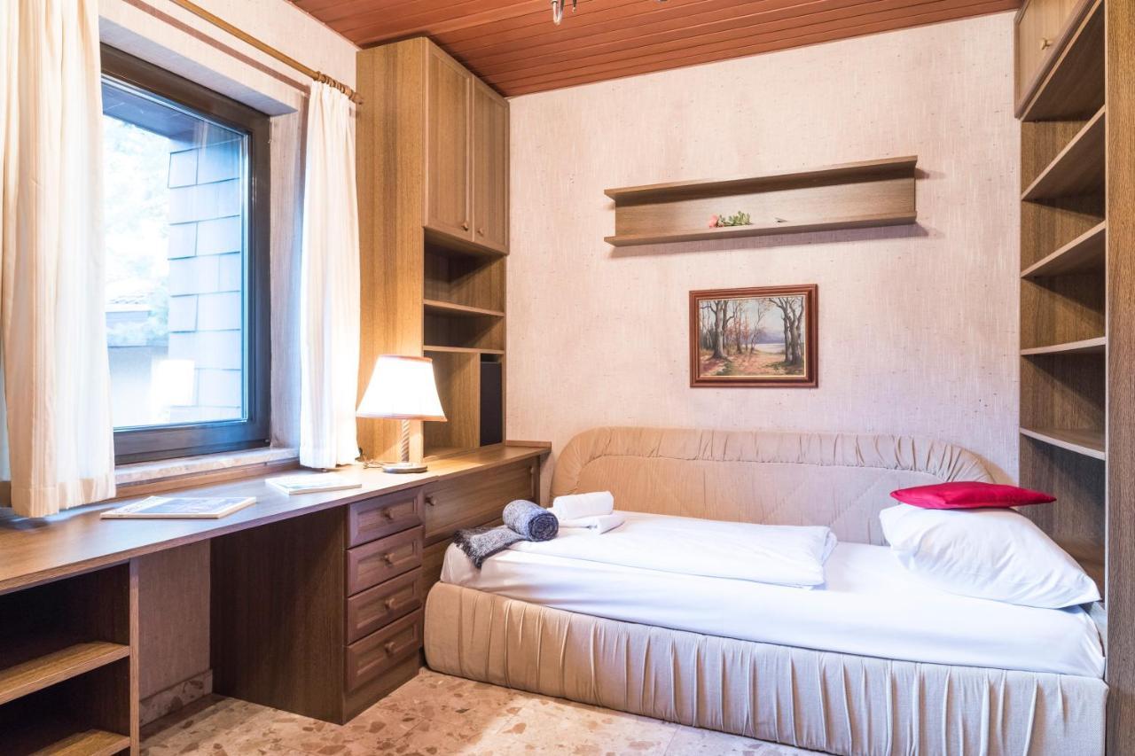 Yes, It Is Retro - Big With Indoor Pool Vienna