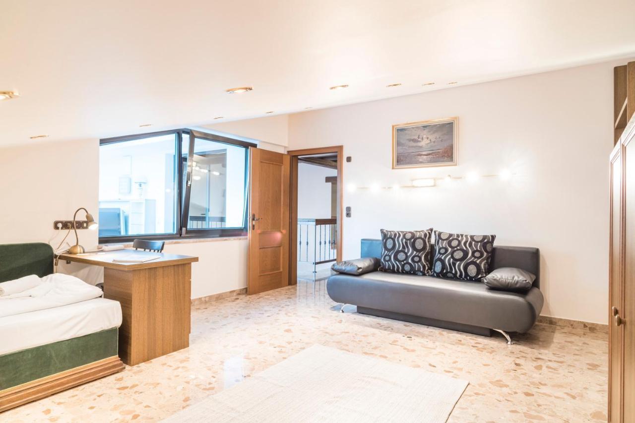 Yes, It Is Retro - Big With Indoor Pool Villa *