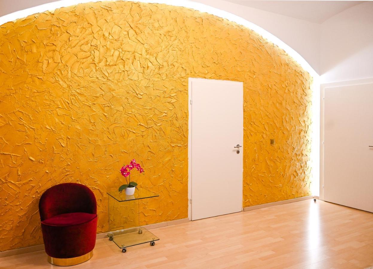 Elegant Altes Akh Apartment