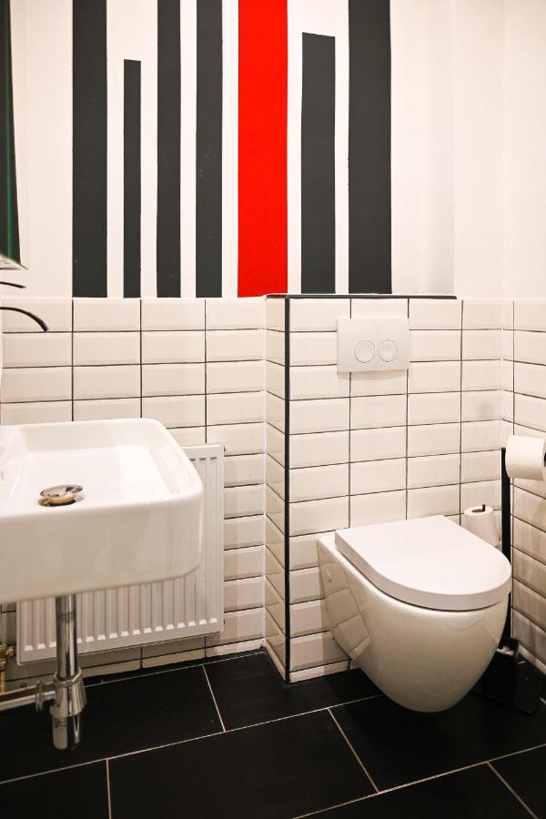 Elegant Westbahnhof Apartment Vienna
