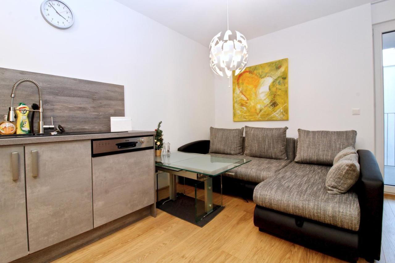 Balcony/pool/free Parking Garage *