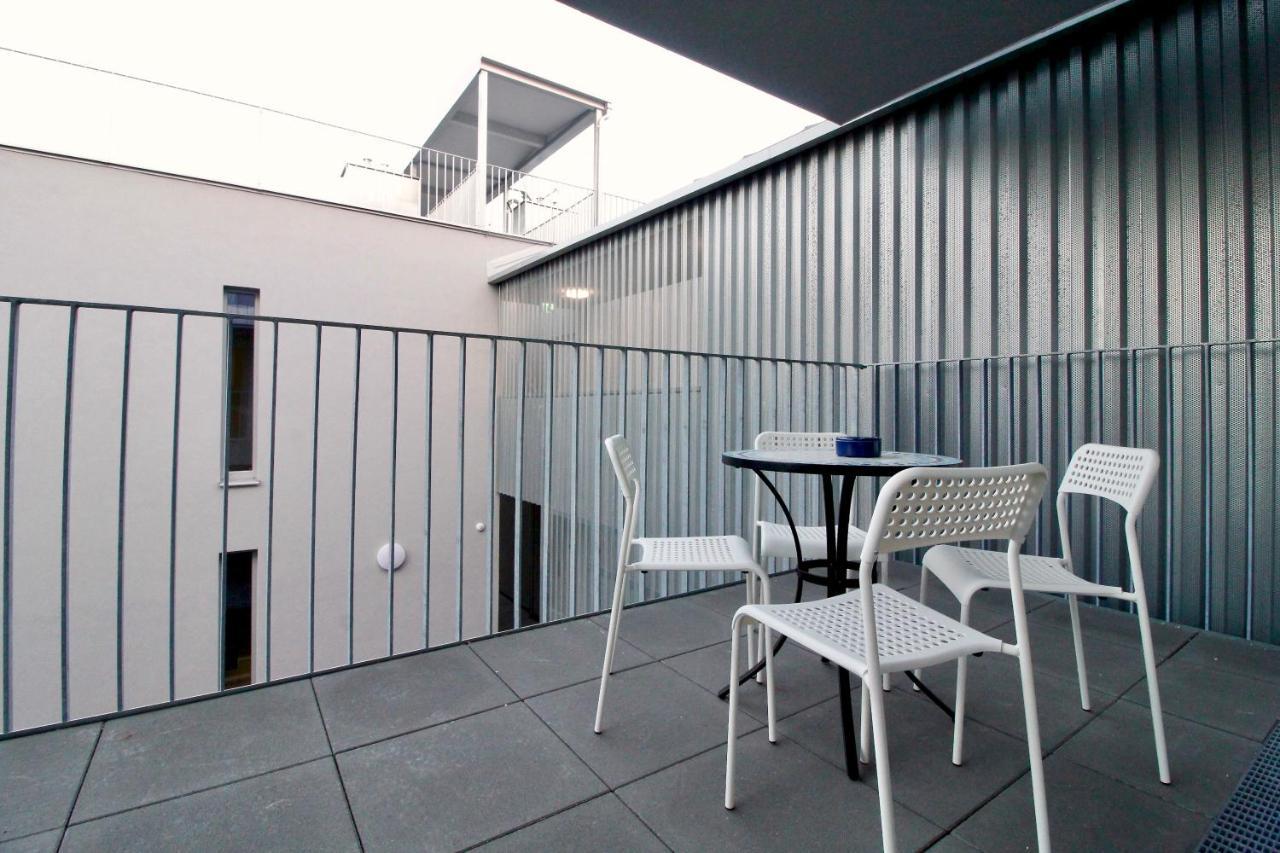 Balcony/pool/free Parking Garage *