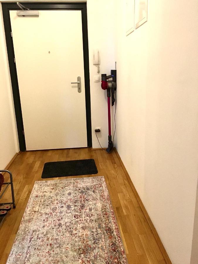 2 Bedroom Next To Metro U1 And Garage Parking Viena