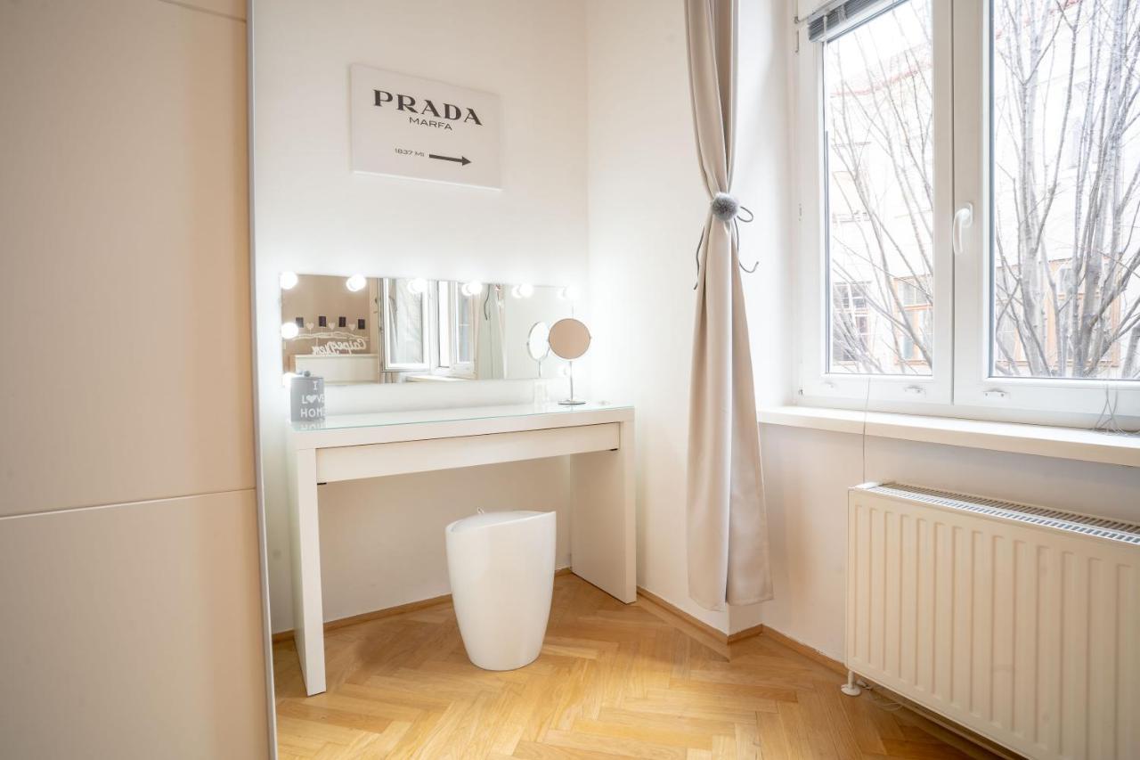 Apartment Cozy Modern Nest In The Heart Of With Netflix *