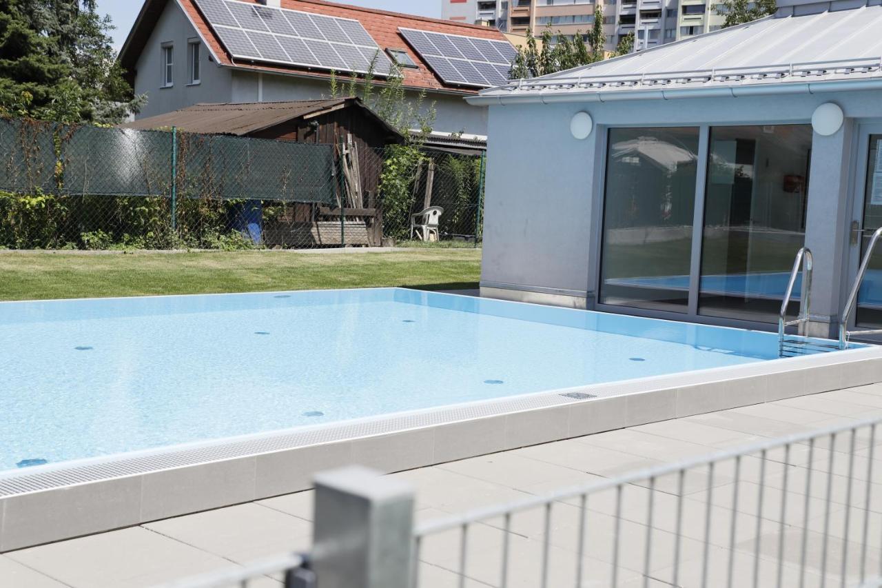 Balcony/pool/free Parking Garage *