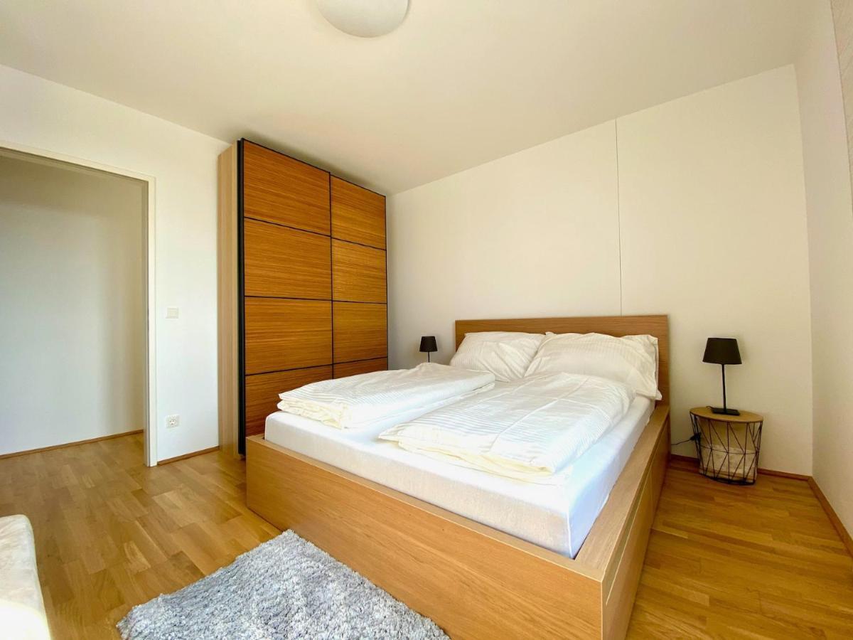 Sonnenwohnen Penthouse Direkt Bei U-bahn Und Therme Mit Anbindung Ins Zentrum *