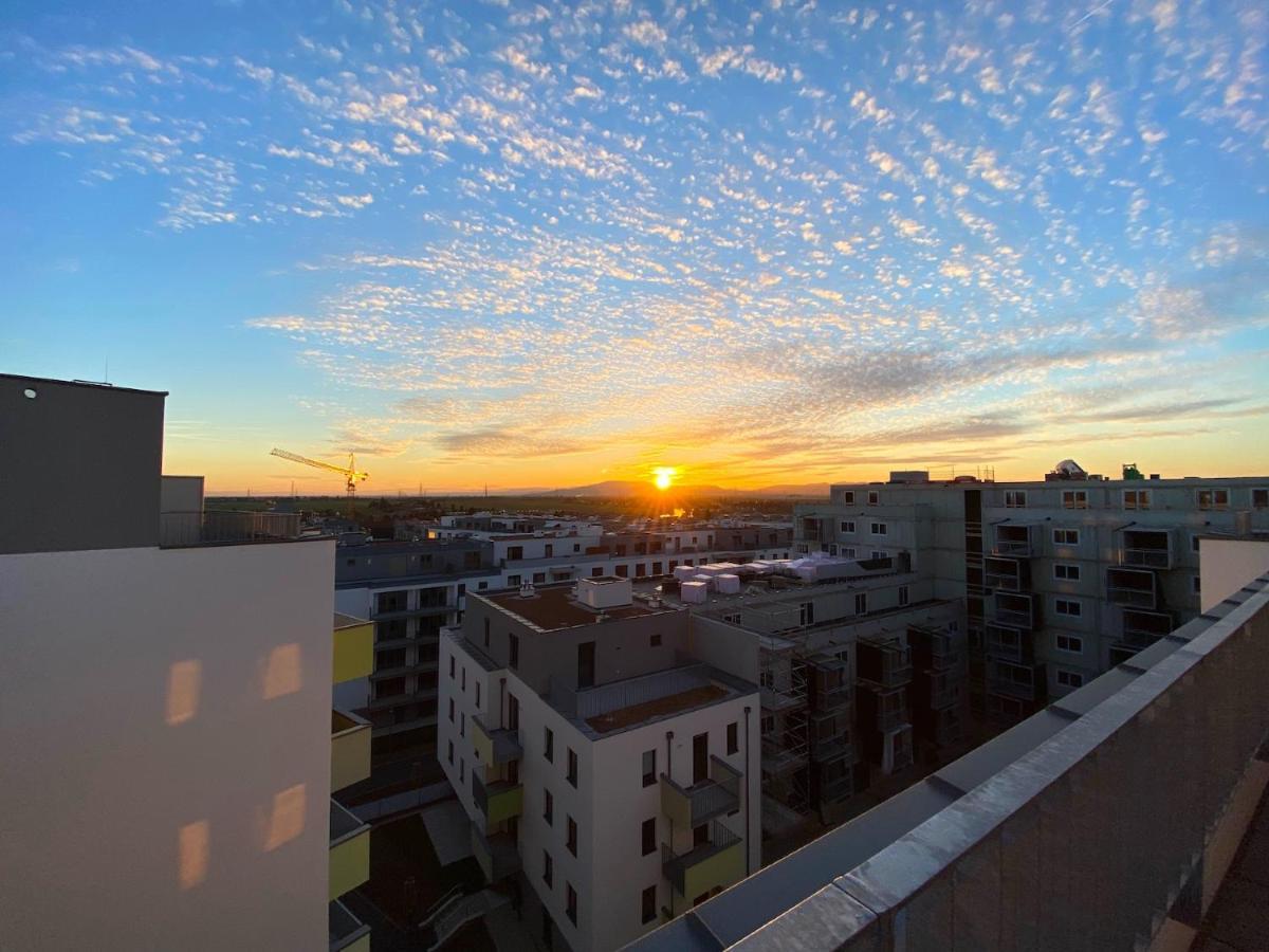 Sonnenwohnen Penthouse Direkt Bei U-bahn Und Therme Mit Anbindung Ins Zentrum Apartment *