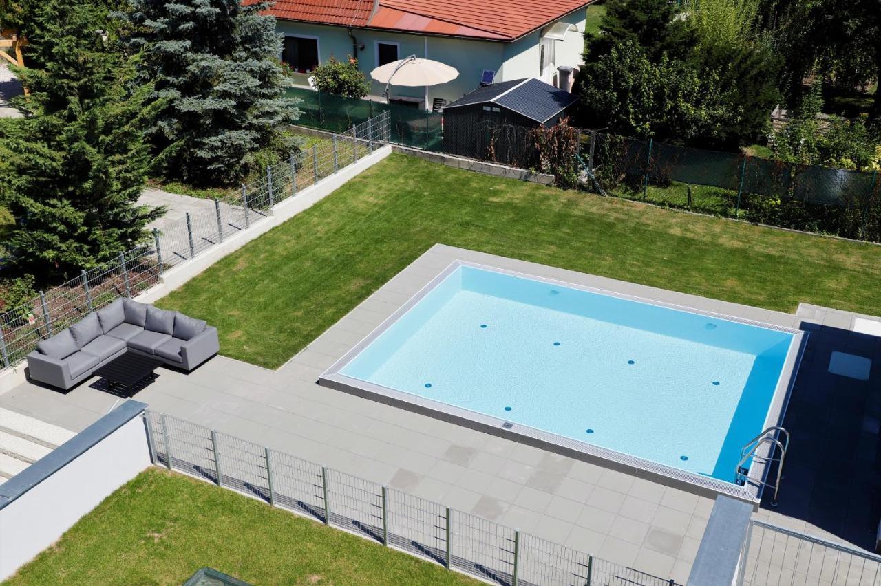 Apartment Red Flower With Pool - 5 Min To *