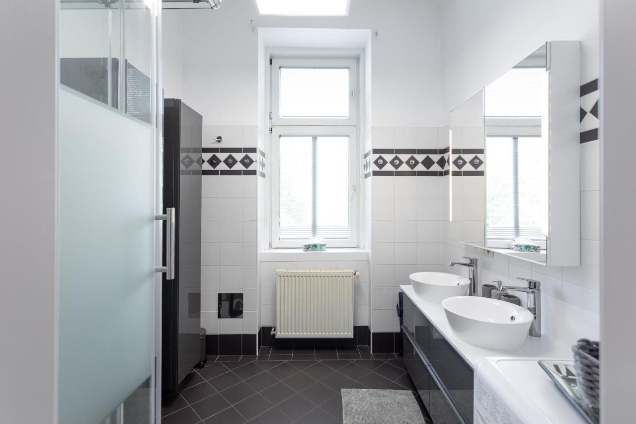 Central And Chic - The Big One Apartment