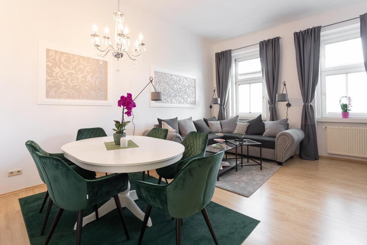Central And Chic - The Big One Apartment *