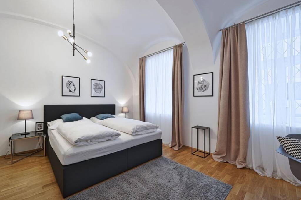Crown 6 * Vienna