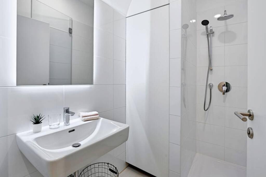 Crown 6 Apartment *