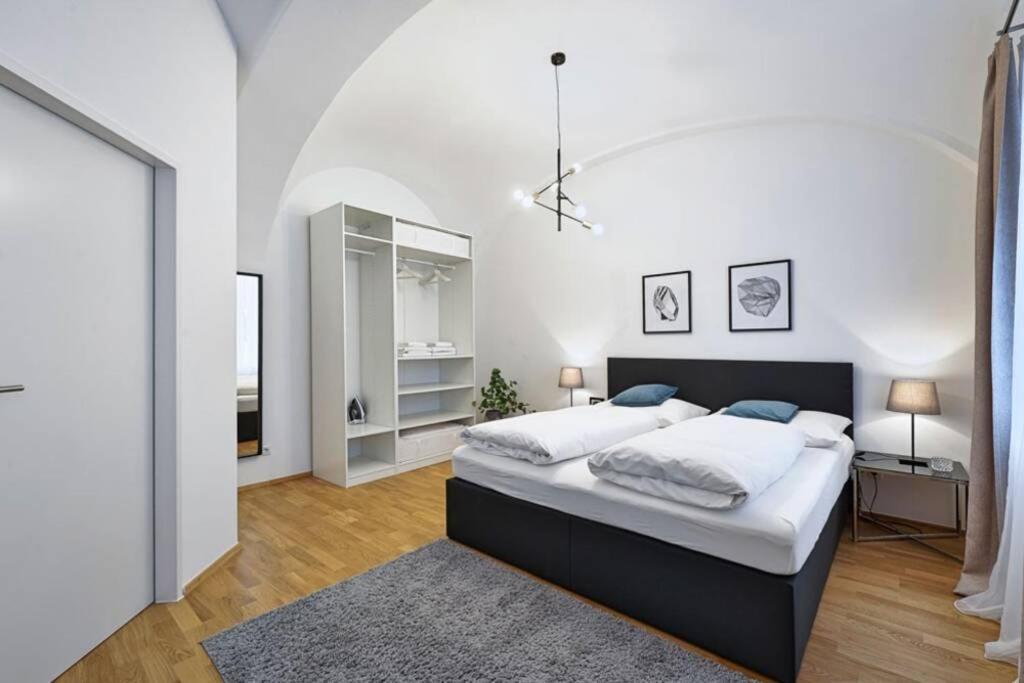 Crown 6 * Vienna