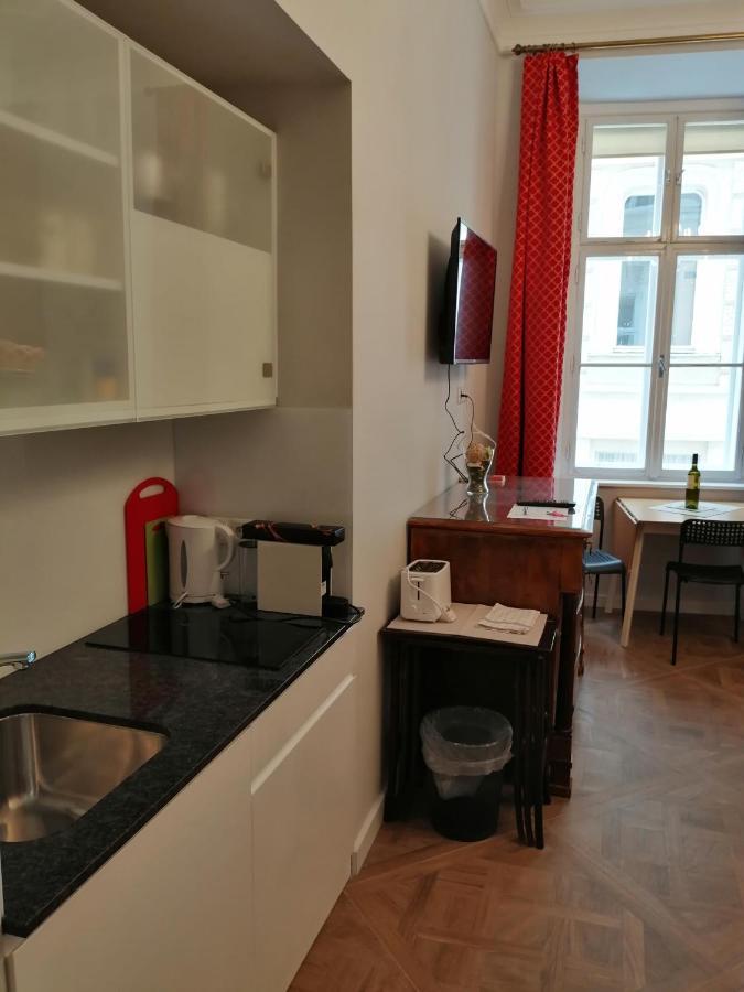 Living Center Apartment *
