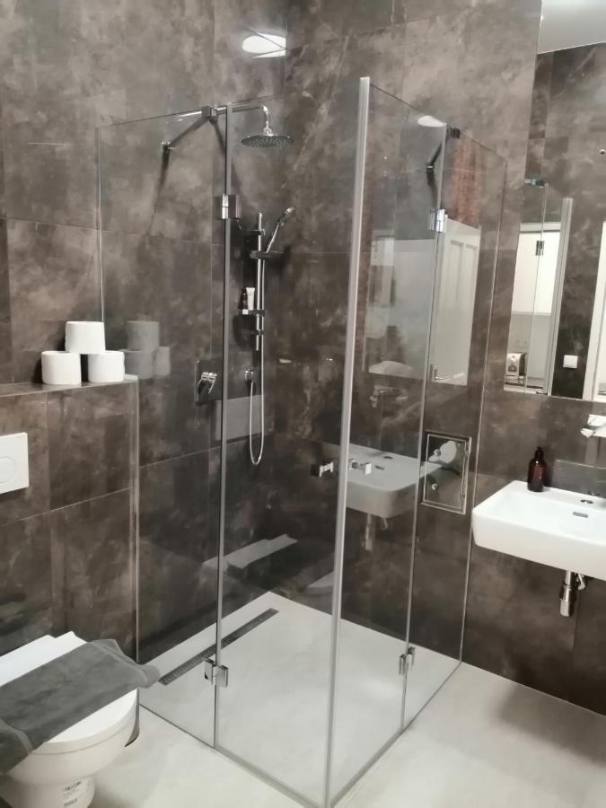 Living Center Apartment *