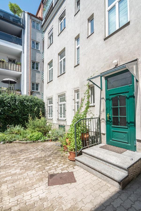 Colorful Facing Courtyard Apartment Vienna