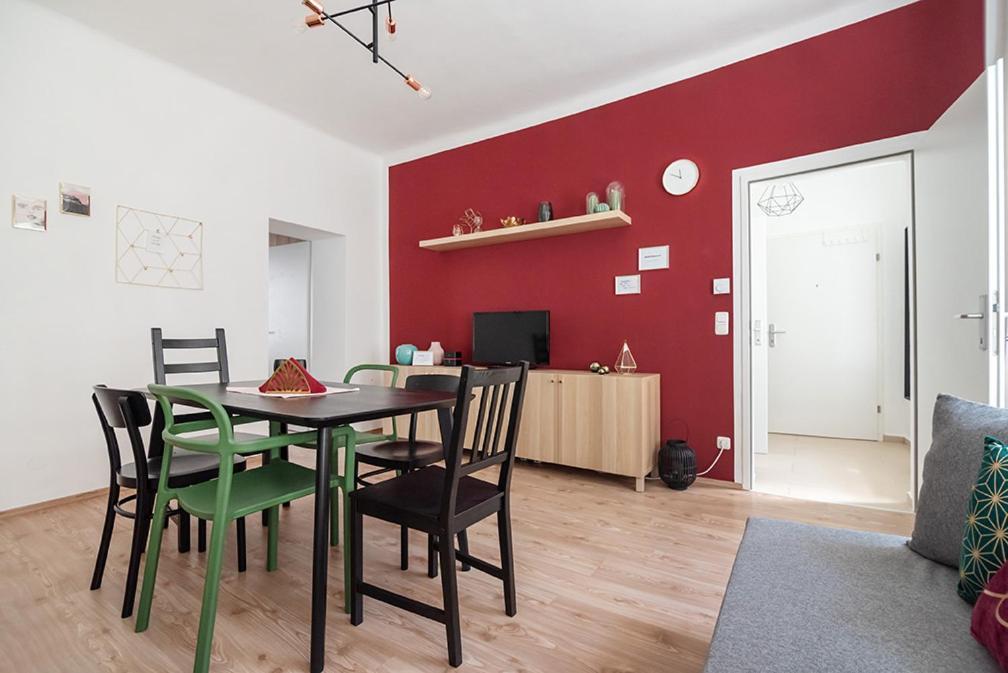Apartment Colorful Facing Courtyard *