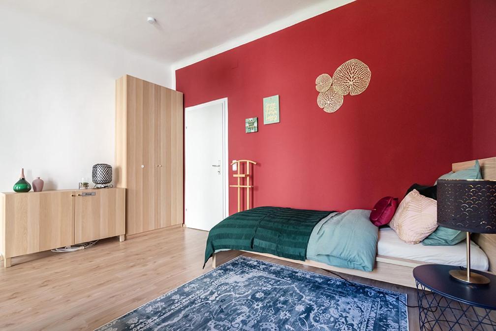 Colorful Facing Courtyard Apartment Vienna